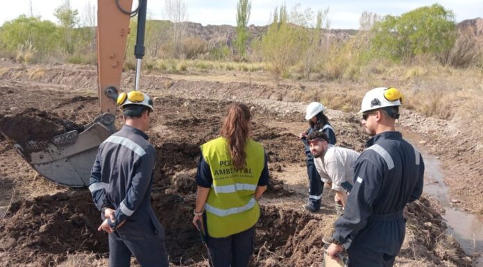 Suspendieron a la inspectora de cauce de Lunlunta tras el hallazgo de agua y tierra empetrolada