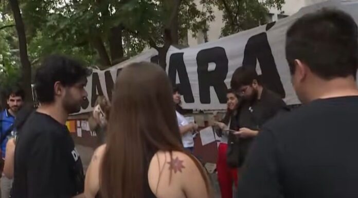 Vigilia de militantes de Cristina Fernández de Kirchner en el Sanatorio Otamendi por la salud de la expresidenta