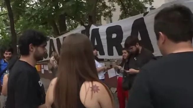 La militancia acompaña a Cristina Kirchner en el Sanatorio Otamendi