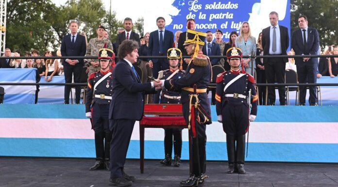 El sable corvo de San Martín fue entregado a Granaderos para su custodia
