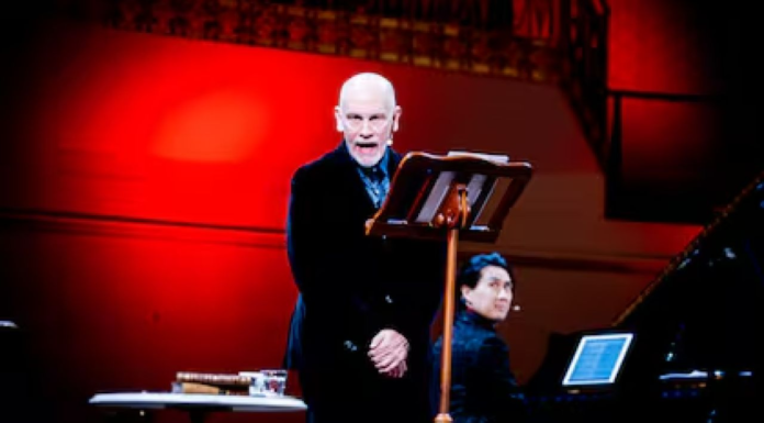 John Malkovich vuelve al país con una obra de Roberto Bolaño