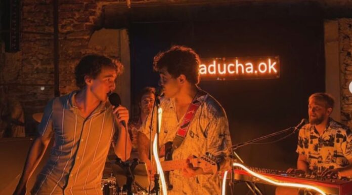 La Ducha: el karaoke con banda en vivo que se volvió furor en Córdoba