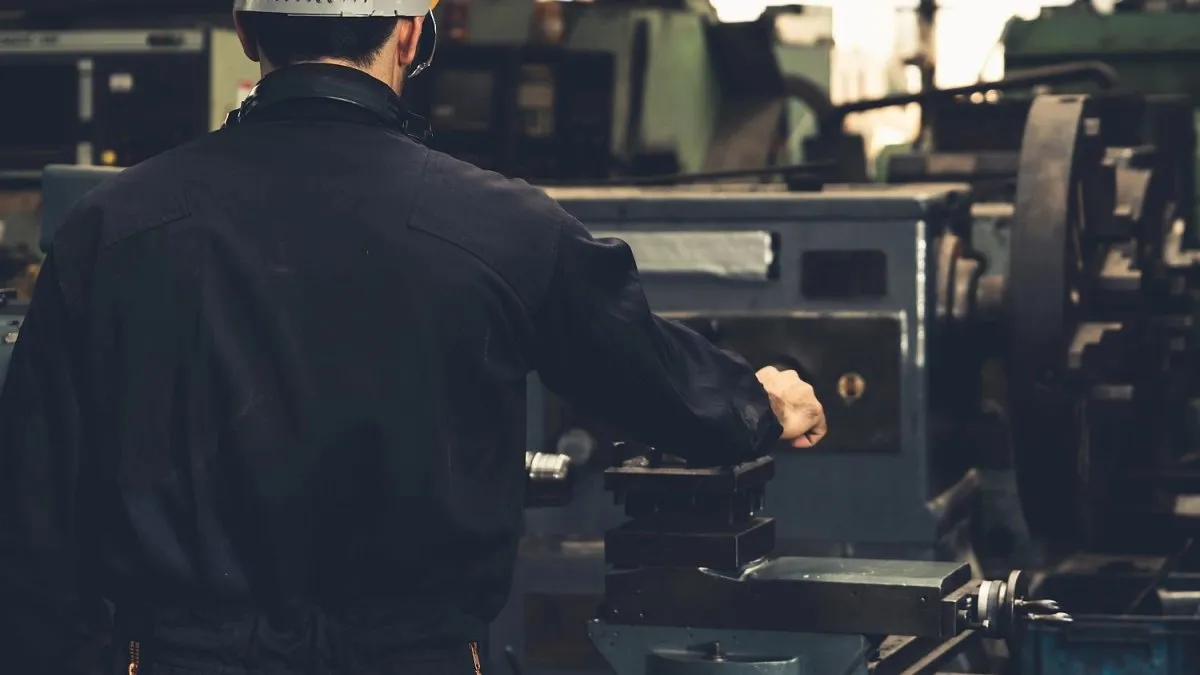 la industria en retroceso y Javier Milei exhibe alianzas