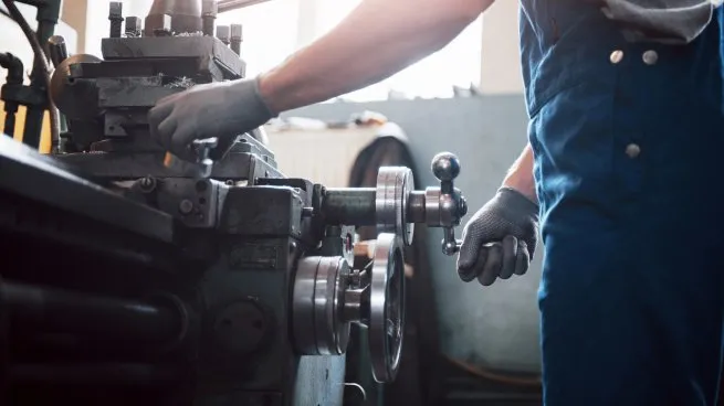 160 empleos menos por día y producción en niveles de 1985