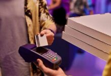 Pizza con tarjeta de crédito: el tuit viral que divide opiniones entre estrategia financiera y sobreendeudamiento