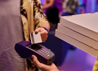 Pizza con tarjeta de crédito: el tuit viral que divide opiniones entre estrategia financiera y sobreendeudamiento