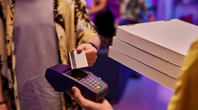 Pizza con tarjeta de crédito: el tuit viral que divide opiniones entre estrategia financiera y sobreendeudamiento